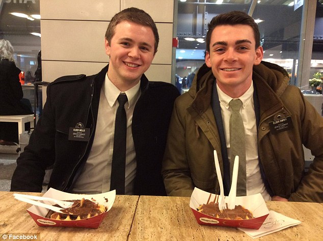 Мэйсон Уэллс с другом. | Фото: www.dailymail.co.uk