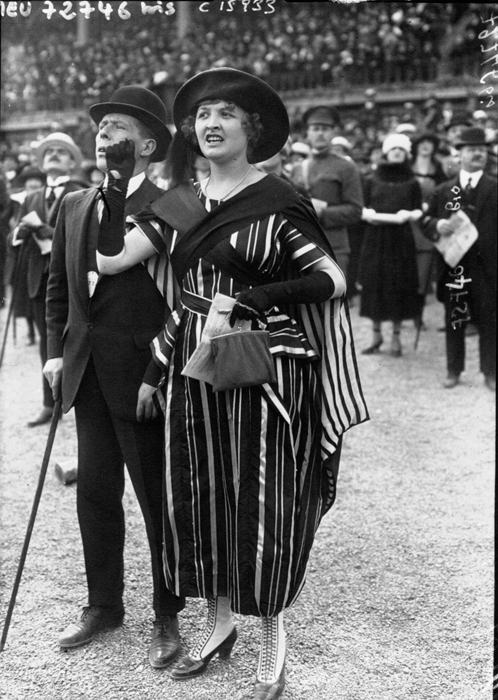 Широкий силуэт женского платья 1919г.