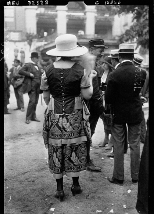 В 1919 год в моде были яркие платье без подчеркнутой талии.