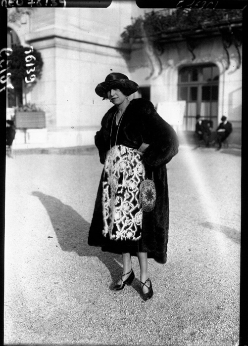 Женщина в шубе. 1919г.