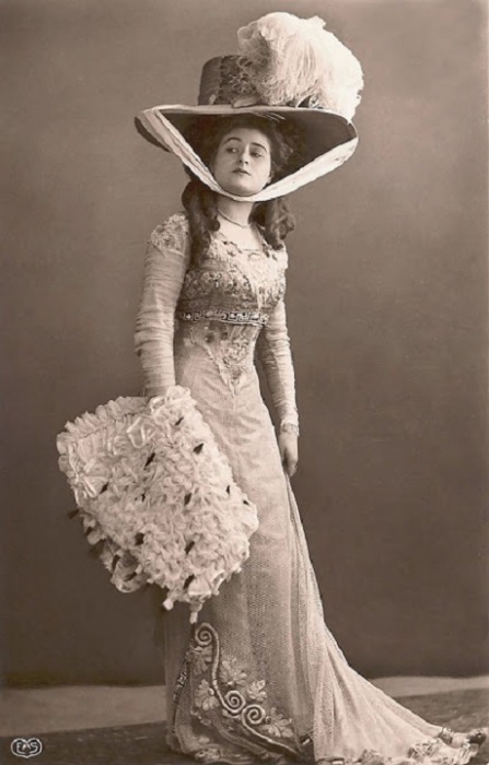 В конце 1900-х годов шляпы значительно увеличились в размерах.