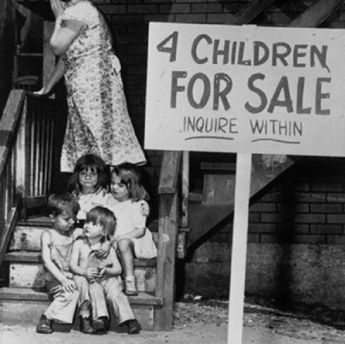 Мать прячет лицо, стыдясь того, что не может прокормить своих детей и продает их, 1948 год.