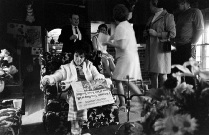 Мэрилин, жена Аполлона-13 командира Ловелла, читает газету с новостями на первой полосе, 1970 год.