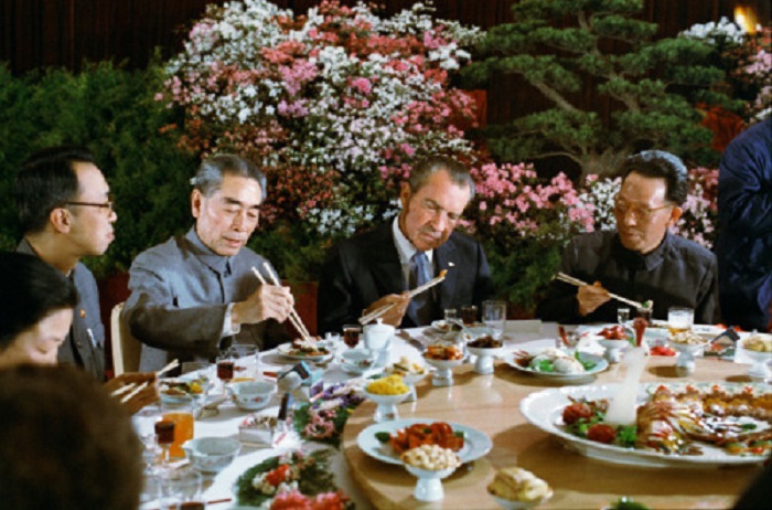 Президент США Ричард Никсон обедает с китайским премьером Чжоу Эньлай во время визита в Пекин, 1972 год.