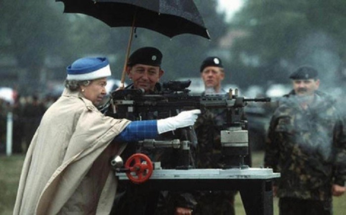 Королева Елизавета II во время своего посещения Британской Армии L85.