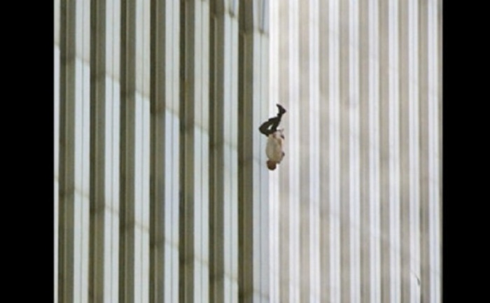 Снимок считается ошеломляющим символом ужасных событий, произошедших 11 сентября 2001 года во Всемирном торговом центре.