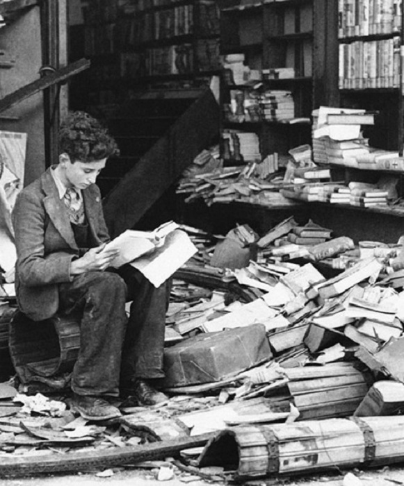 Книжный магазин Лондона после воздушного налета, 1940 год.