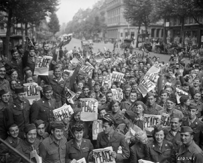 Солдаты радуются окончнию боевых действий, 1945 год.