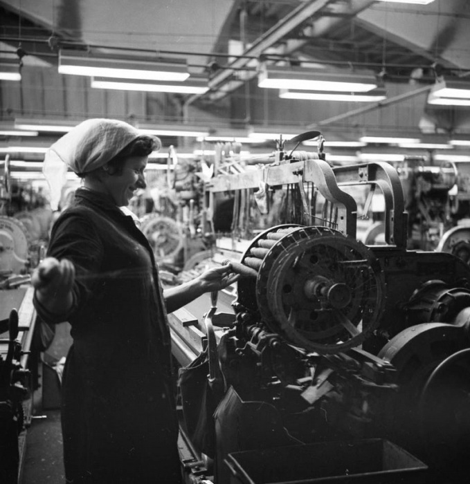 Работница на текстильном комбинате в Минске, 1967 год.