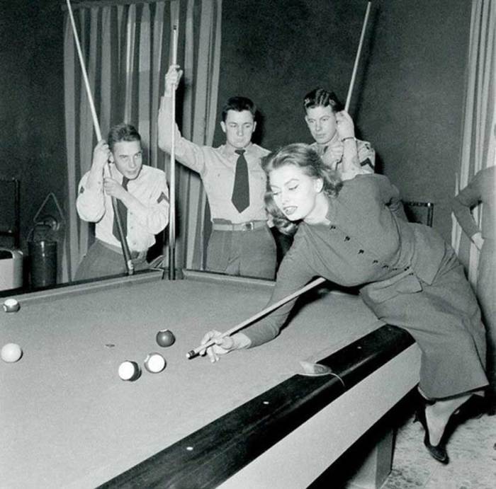 Софи Лорен демонстрирует американским солдатам свое мастерство игры в бильярд, 1954 год, Ливорно.