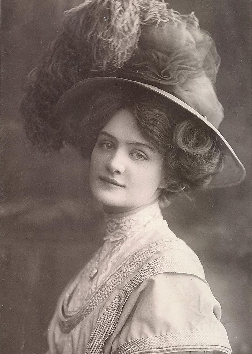 Шляпы стали частью образа Лили Элси. | Фото: thevintagenews.com Шляпы стали частью образа Лили Элси. | Фото: thevintagenews.com