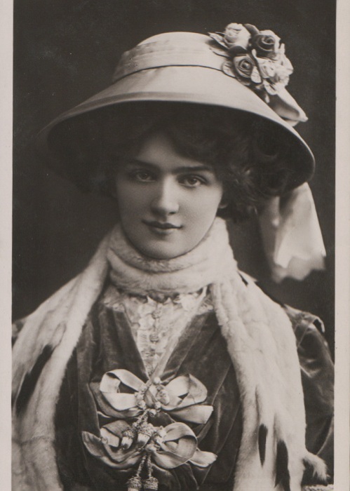 Блистательная, но застенчивая Лили Элси. | Фото: gopixpic.com. Блистательная, но застенчивая Лили Элси. | Фото: gopixpic.com.