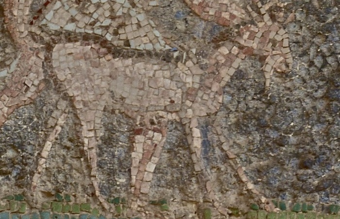 На фреске изображены природные сцены, олени и порхающие птицы.