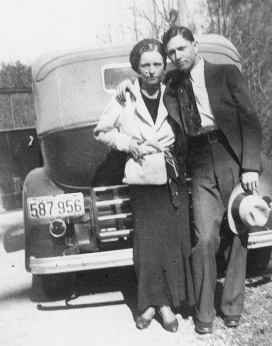 Бонни Паркер и Клайд Бэрроу, 1933 году.