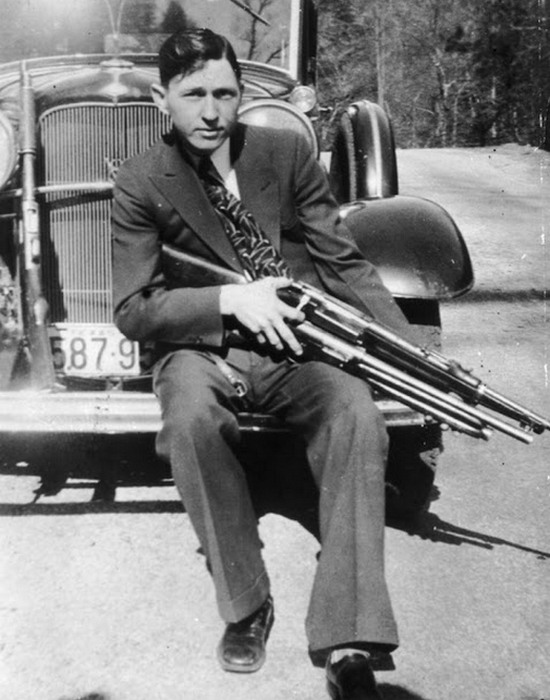 Клайд Бэрроу держит винтовку и дробовик, 1933 год.