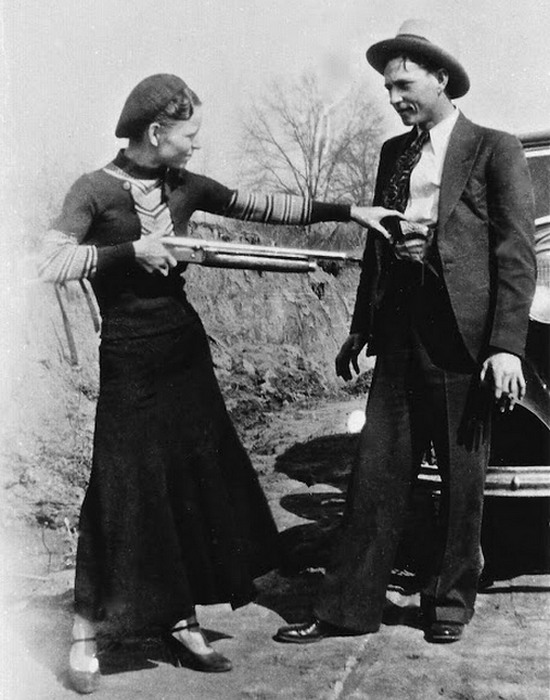 Бонни Паркер и Клайд Бэрроу , 1933 год.