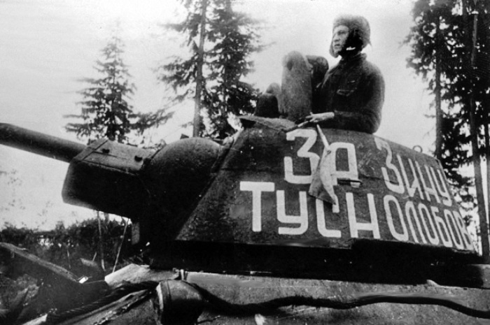 Бойцы писали на танках: *За Зину Туснолобову* | Фото: westki.info