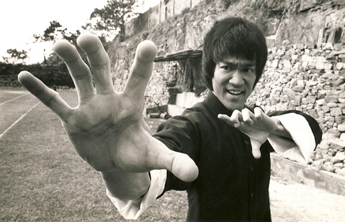 Брюс Ли - мастер боевых искусств, инструктор, философ, режиссер и основатель Джит Кун До.