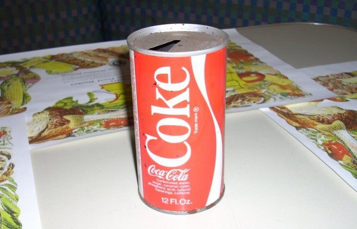 Ли мог пробить пальцем закрытую банку Coca-Cola.