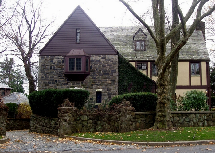 Резиденция Корлеоне была настоящей и находилась на Стейтен Айленд. Резиденция Корлеоне была настоящей и находилась на Стейтен Айленд.