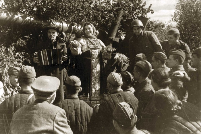 Лидия Русланова выступает перед бойцами.