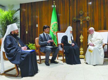 Митрополит Иларион (Алфеев), сотрудник ОВЦС Мигель Паласио, патриарх Кирилл и папа Франциск (слева направо)