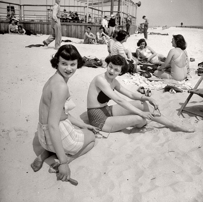 Модели в клейких бюстгальтерах, Джонс-Бич, Нью-Йорк Модели в клейких бюстгальтерах, Джонс-Бич, Нью-Йорк