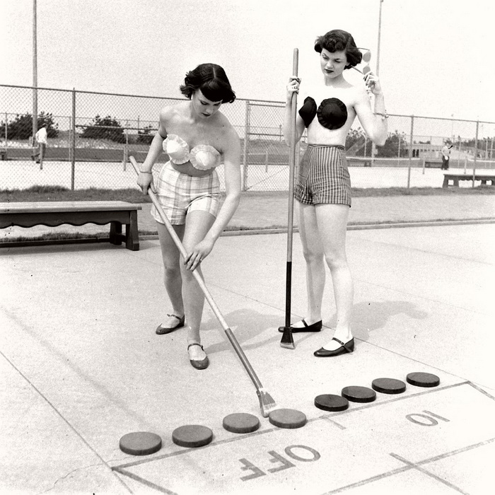 Модели в клейких бюстгальтерах, Джонс-Бич, Нью-Йорк Модели в клейких бюстгальтерах, Джонс-Бич, Нью-Йорк