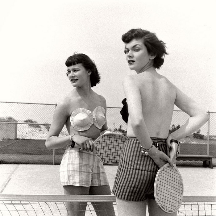 Модели в клейких бюстгальтерах, Джонс-Бич, Нью-Йорк Модели в клейких бюстгальтерах, Джонс-Бич, Нью-Йорк