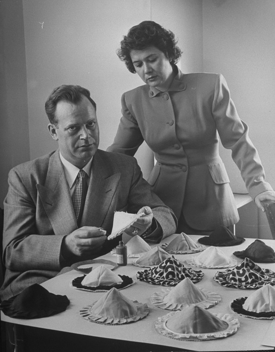 Чарльз Лангс со своей женой. Изобретатель клейкого бюстгальтера Чарльз Лангс со своей женой. Изобретатель клейкого бюстгальтера