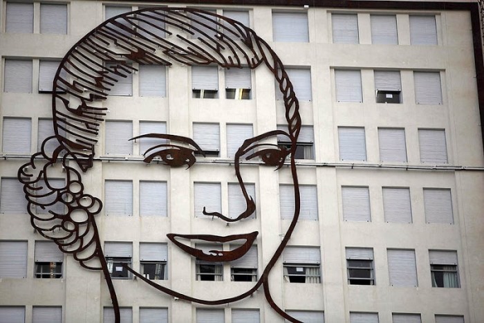 Буэнос-Айрес. Портрет Эвиты Перон установлен на здании министерства социальной защиты и развития | Фото: foto-history.livejournal.com Буэнос-Айрес. Портрет Эвиты Перон установлен на здании министерства социальной защиты и развития | Фото: foto-history.livejournal.com