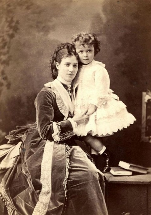 Императрица Мария Федоровна с сыном Николаем II. 1870 г. | Фото: oddities123.com.
