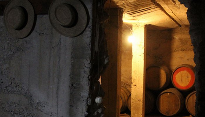 Действующий винный погреб. Осторожно, нацизм. Действующий винный погреб. Осторожно, нацизм.