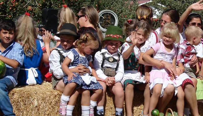 Дети на прогулке. Дети на прогулке.