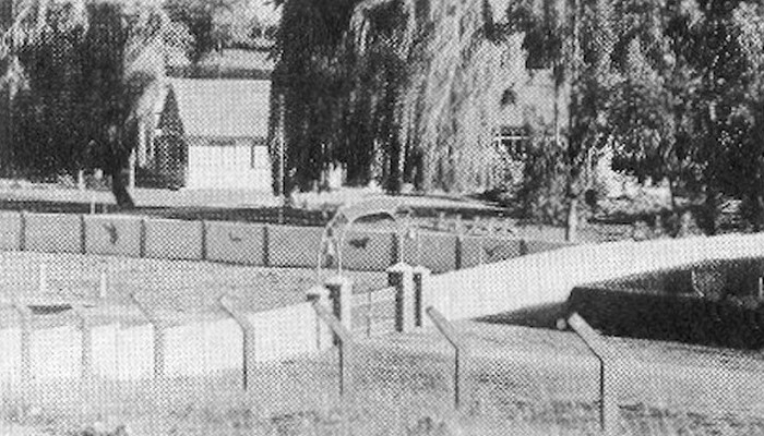 Полувоенное образование обнесено колючей проволокой. Осторожно, нацизм. Полувоенное образование обнесено колючей проволокой. Осторожно, нацизм.