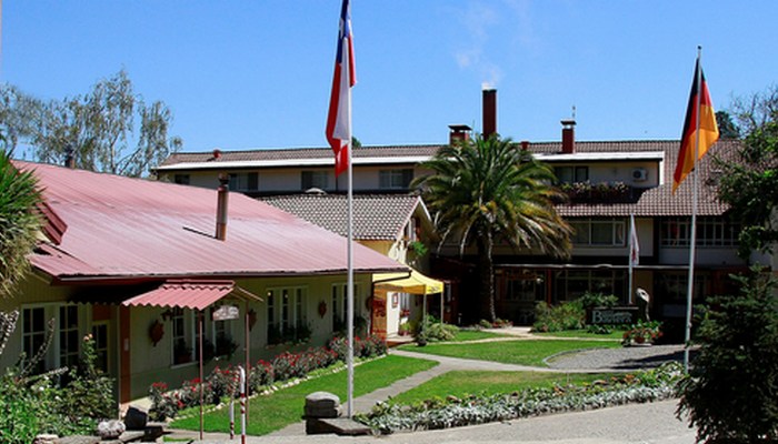 Три флага. Два флагштока. Осторожно, нацизм. Три флага. Два флагштока. Осторожно, нацизм.