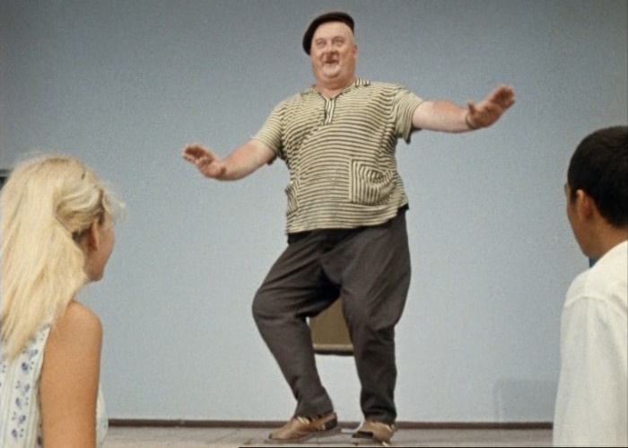 Популярный танец твист. Кадр из фильма *Кавказская пленница*, 1966 | Фото: kino-teatr.ru