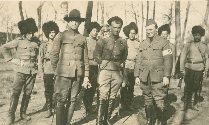 Атаман Калмыков с уссурийскими офицеры. 