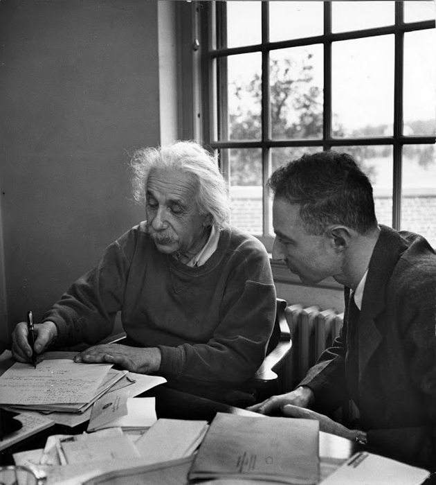 Альберт Эйнштейн обсуждает с Робертом Оппенхаймером в офисе Института перспективных исследований, 1947г.