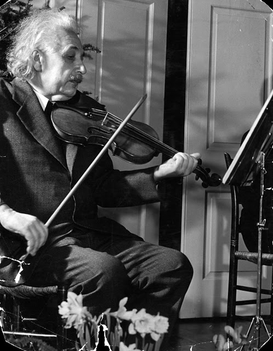 Альберт Эйнштейн играет на своей любимой скрипке, 1941г.