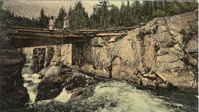 Проходной мост через водопад на реке Арасанка. 1907-1914 год. Фото: Sergey Borisov.