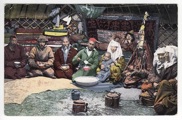 В казахской юрте. 1907-1914 год. Фото: Sergey Borisov.