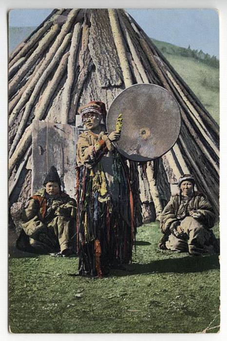 Алтайский шаман с бубном на фоне традиционного жилища - чаадыр. 1907-1914 год. Фото: Sergey Borisov.