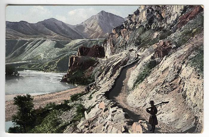 Чуйский тракт на склонах бома Кынграр. Выше впадения в реку Катунь реки Малый Яломан. 1907-1914 год. Фото: Sergey Borisov.