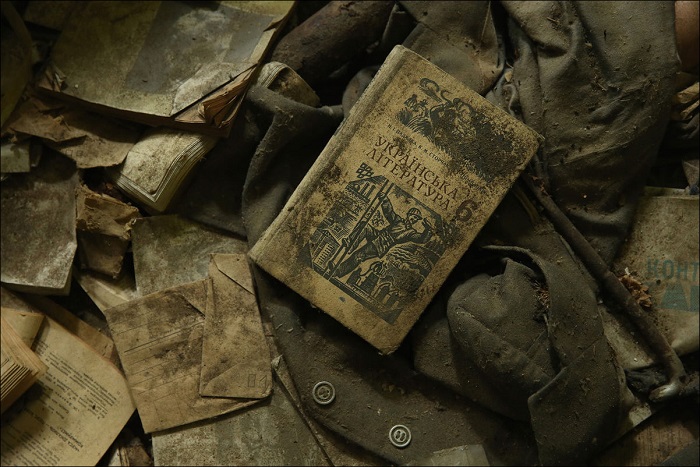 Учебники, разбросанные на полу музыкальной школы, села Zalisya, расположенного внутри зоны отчуждения Чернобыльской АЭС, 29 сентября 2015 года.