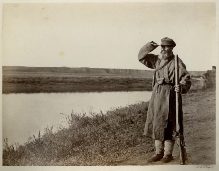 Донской казак-стрелок, семидесяти пяти лет. 1875-1876 год. Донской казак-стрелок, семидесяти пяти лет. 1875-1876 год.