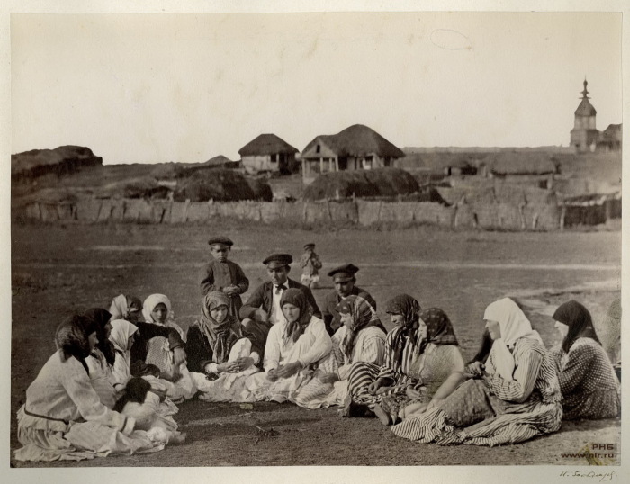 Улица Цимлянской станицы в праздник. 1875-1876 год. Улица Цимлянской станицы в праздник. 1875-1876 год.