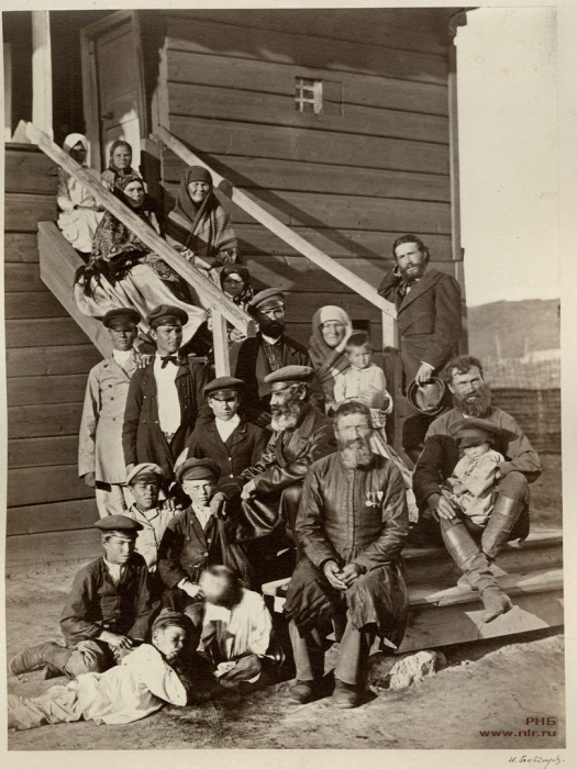 Казачье семейство. Цимлянская станица. 1875-1876 год. Казачье семейство. Цимлянская станица. 1875-1876 год.