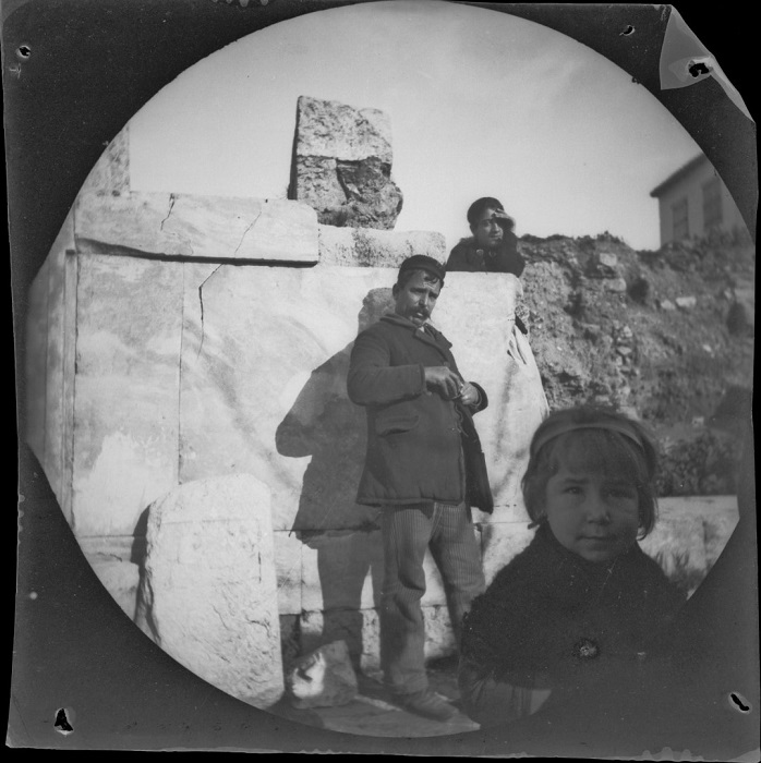 Охранник со своей дочерью и еще одним ребенком. Охранник со своей дочерью и еще одним ребенком.