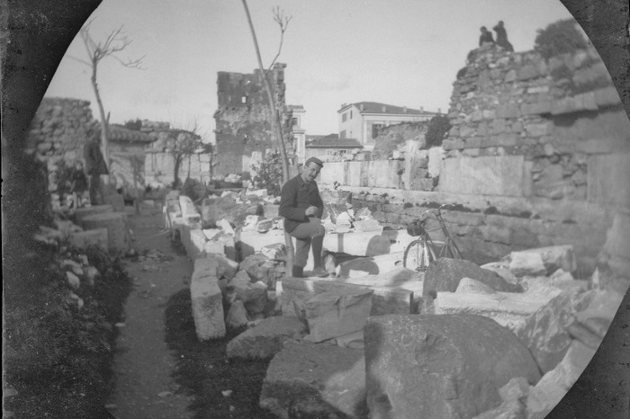 Уильям возле Стоя Аттала. Уильям возле Стоя Аттала.